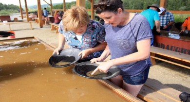 Women With A Pocket Full Of Gold [Alaska]